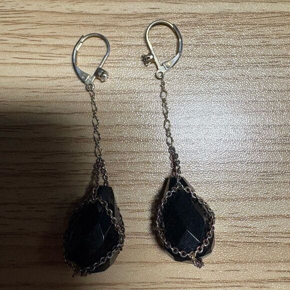 Vintage Black Faceted Stone Dangle Earrings – Chain-Wrapped Drop Design (9.75g) - Picture 3 of 7